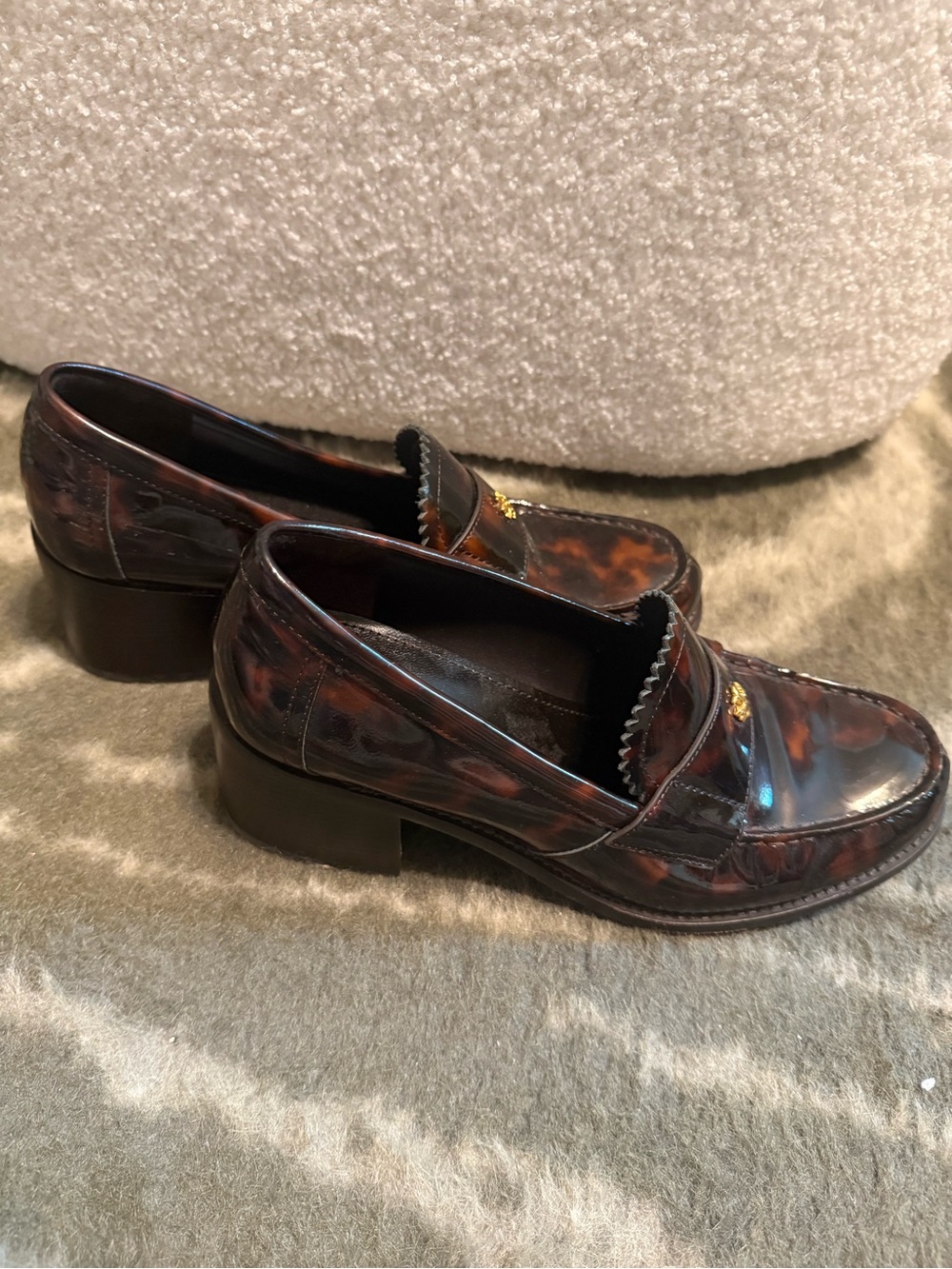 Tory Burch Classic Heeled Loafers in Tortoise Patent - Picture 5 of 9